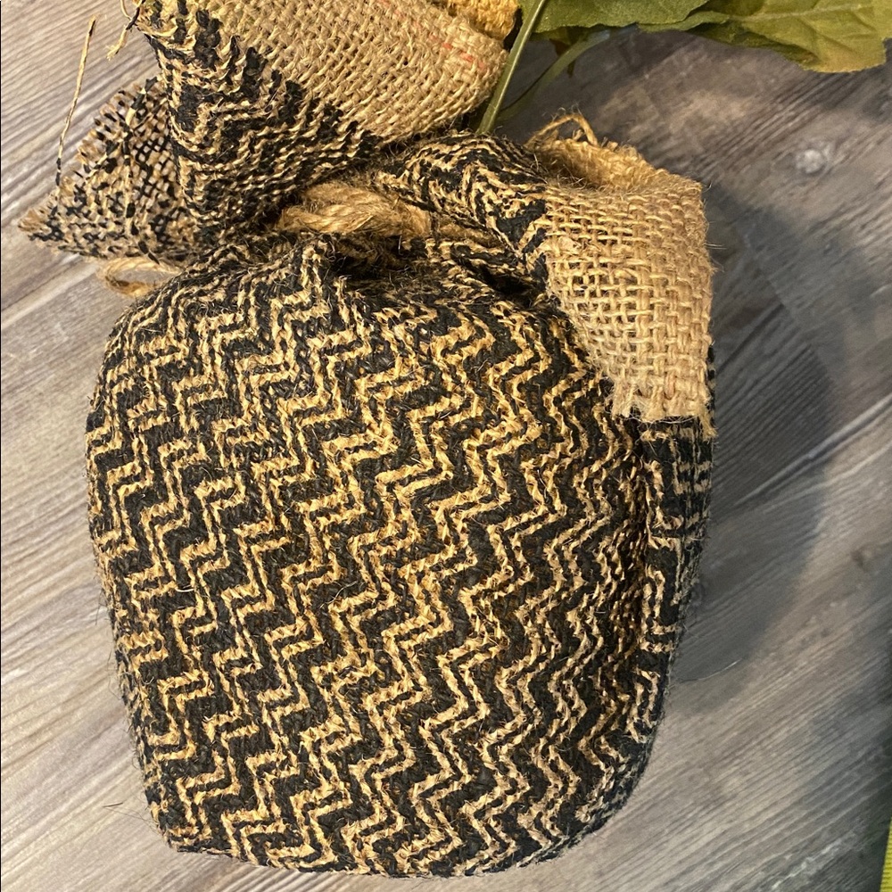 NWOT Farmhouse Burlap Wrap Hydrangea Fall Autumn Faux Floral Arrangement - Picture 3 of 7